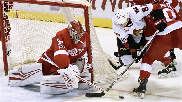 Petr Mrzek v brance Detroitu vyr puk v utkn s Ottawou. Pomh mu Henrik Zetterberg, kter brn Colina Whitea.