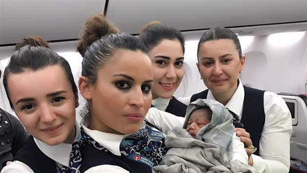 Holika pila na svt na palub letadla Turkish Airlines pi letu z Guiney do Burkiny Faso (7. dubna 2017)