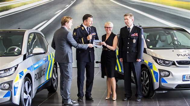 Policejn prezident Tom Tuh pebral zapjen elektromobily BMW i3.