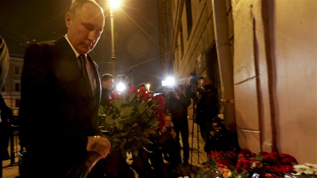 Rusk prezident Vladimir Putin navtvil petrohradskou stanici metra...