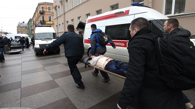 V petrohradskm metru vybuchla nastraen bomba, lkai oetili destky zrannch. Nejmn deset lid zemelo (3. dubna 2017)