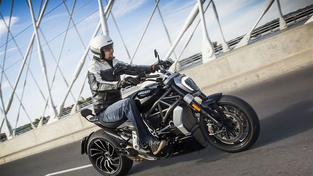Ducati X-Diavel se ad ke cruiserm, ale zatku um projet jako superbike.