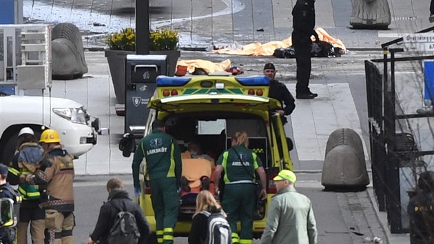 V centru Stockholmu vjel nkladn automobil do davu lid (7. duben 2017).