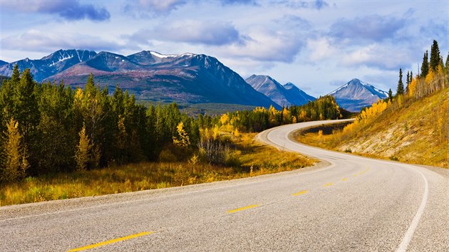 Alaska Highway je mezi dlnicemi legendou, pro motorke je to takka povinnost.