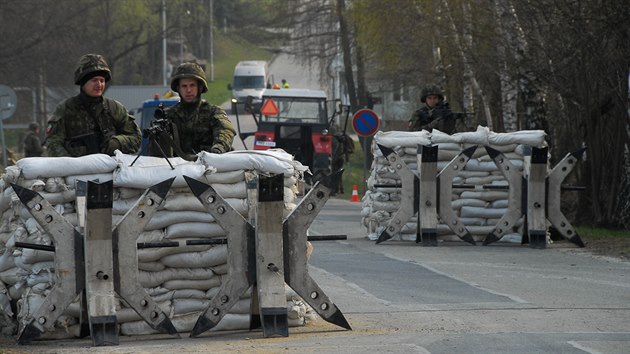 Palebn posty s kulomety v okol zkladny v Pslavicch na Olomoucku. Armda zkou mobilizaci u zdej tankov jednotky