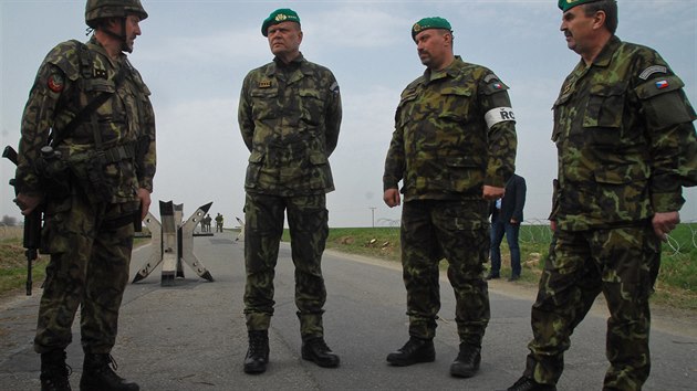 Nelnk generlnho tbu Josef Bev na cvien Mobilizace 2017 u tankov jednotky v Pslavicch