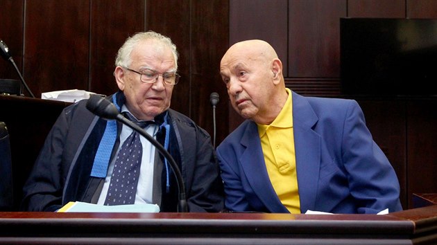 Bval soudn znalec v oboru doprava Ji Doleek (vpravo), kter zpracovval posudek o stetu auta lobbisty Romana Janouka, ek na zatek soudnho len. (4. dubna 2017)
