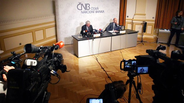 Guvernr NB Ji Rusnok vysvtlil na tiskov konferenci bankovn rady ukonen...