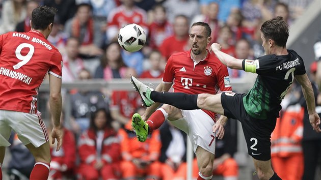 Franck Ribry z Bayernu Mnichov v souboji s Paulem Verhaeghem z Augsburgu v utkn nmeck fotbalov ligy.
