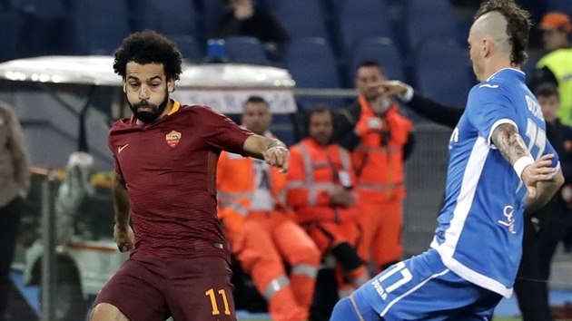 Zlonk mskho AS Mohamed Salah v utkn italsk ligy proti Empoli.