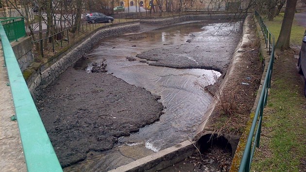 Vyputn ndr, st sediment je ji odplavena. Tm, e nen voda pevedena do trubnho obtoku, dochz k dalmu odplavovn usazenin.