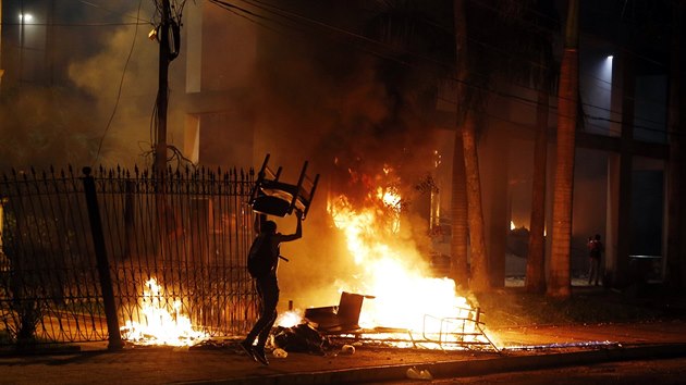 Protesty v Paraguayi vypukly kvli stavn zmn, kter by dovolila kandidovat souasnmu prezidentovi Horaciu Cartesovi znovu do adu.