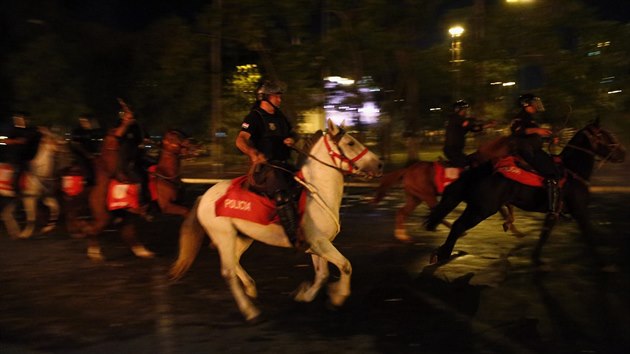 Na zvldnut demonstrac policie nasadila jzdn jednotku.
