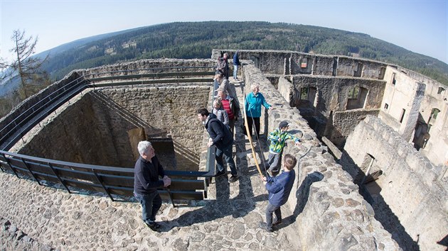 Turist si prochzej zceninu hradu Landtejn.