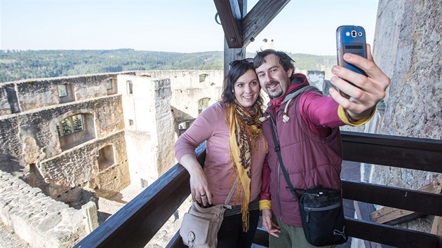 Turist si prochzej zceninu hradu Landtejn.