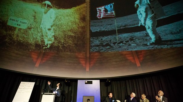 Na brnnskm sjezdu esk astronomick spolenosti bylo odsouhlaseno pijet eskho velikna Jry Cimrmana. Na semini osvtlujcm jeho pnos oboru byla ukzna tak podobnost Cimrmanova velaskho oboru a astronautskho skafandru.