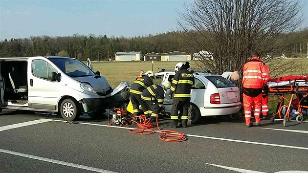 Pi eln srce auta s dodvkou ve Vysokm Mt se zranilo 13 lid. Vtina z nich byli hasii, kte se vraceli ze soute (1. dubna 2017).