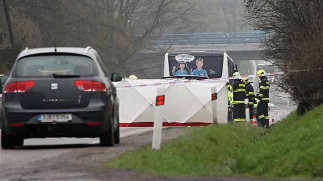 Zejm nkladn auto srazilo ve stedu rno v jihlavsk ikovy ulice chodce. Ten na mst zemel, idi od nehody ujel. Prjezd ulic byl omezen.