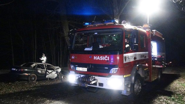 Auto u eran narazilo do stromu a zaalo hoet (6.4.2017).