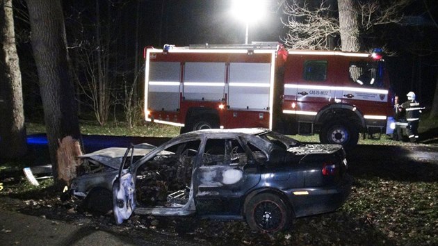 Auto u eran narazilo do stromu a zaalo hoet (6.4.2017).