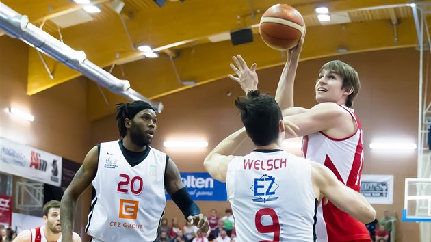 Pardubický pivot Ondřej Kohout (vpravo) zakončuje přes nymburského Jiřího Welsche, sleduje je Kenny Hall.