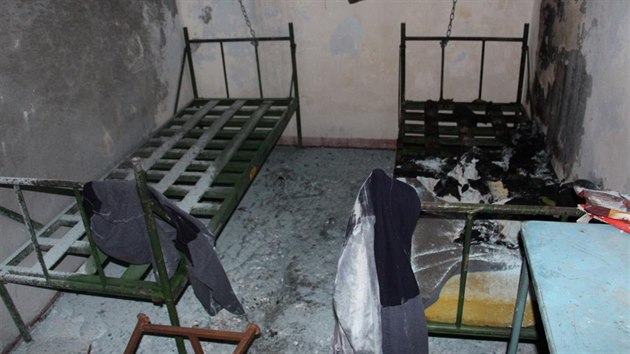 Dvacetilet trestanec se zabarikdoval v cele a zaplil matrace.