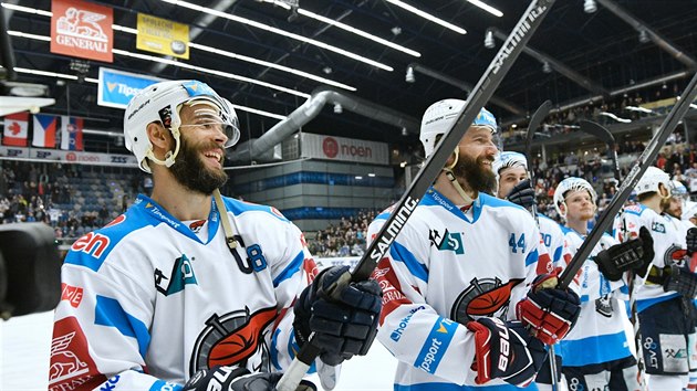 Dkovaka chomutovskch hokejist. Zleva Michal Vondrka a Brett Skinner.