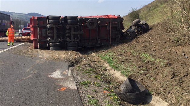 Dlnici D5 na 15. kilometru ve smru na Beroun ve stedu dopoledne uzavela nehoda kamionu pevejcho kldy (5.4.2017)