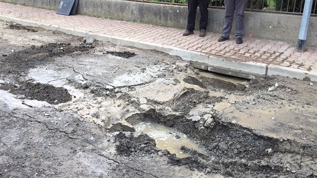 Bhem rannho vyven odpadu zapadlo popelsk auto v zablcen silnici v praskm Suchdole (7.4.2017)