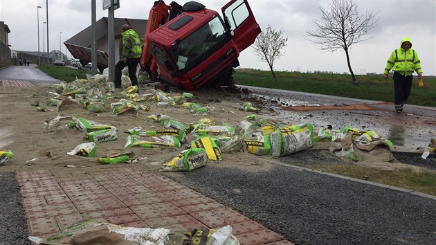 idi kamionu vyjel ze silnice do travnatho psu, veker nklad vysypal na silnici (7.4.2017)