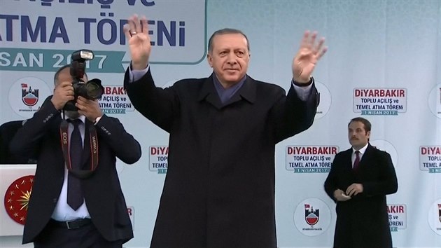 Tureck prezident Erdogan hled podporu u Kurd
