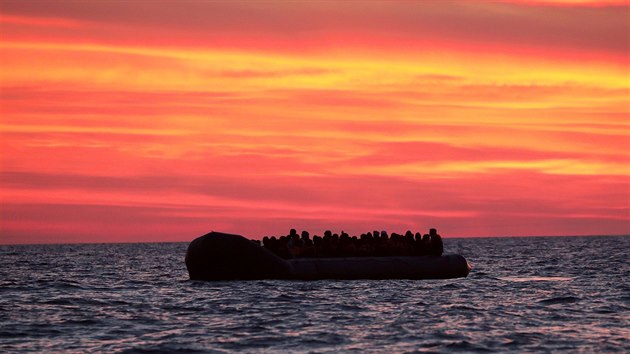 panlsk neziskov organizace Proactiva Open Arms ve Stedozemnm moi objevila peplnn lun s vce ne 100 migranty na palub, kter vyplul z Libye (1. dubna 2017).