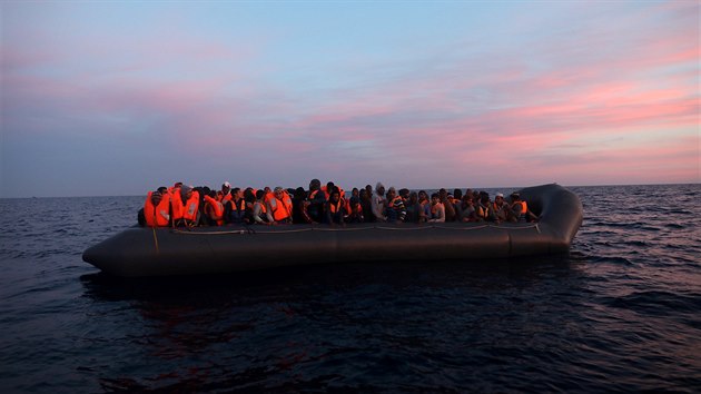 panlsk neziskov organizace Proactiva Open Arms ve Stedozemnm moi objevila peplnn lun s vce ne 100 migranty na palub, kter vyplul z Libye (1. dubna 2017).