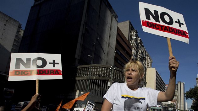 Venezuelan v Caracasu protestovali proti rozhodnut nejvyho soudu, jm pevzal pravomoci parlamentu ovldanho opozic.(31. bezna 2017).