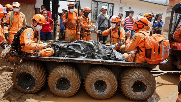 V kolumbijskm mst Mocoa pokrauj po vkendovm sesuvu pdy zchrann prce, prezident Juan Manuel Santos v zemi vyhlsil stav nouze (4. dubna 2017).
