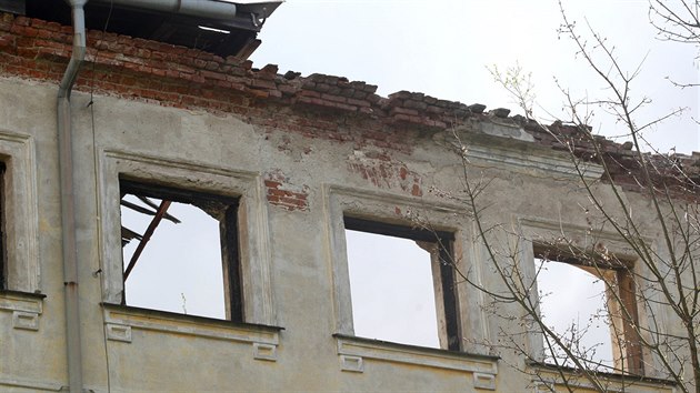 Pohled na jednu st zmku v Dlouh Louce na Olomoucku, kter od poru v roce 1986 chtr.