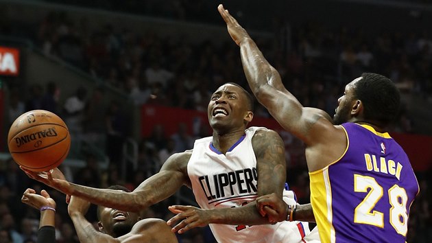 Jamal Crawford (v blm) z LA Clippers zakonuje pes Davida Nwabu (vlevo) a Tarika Blacka z LA Lakers.