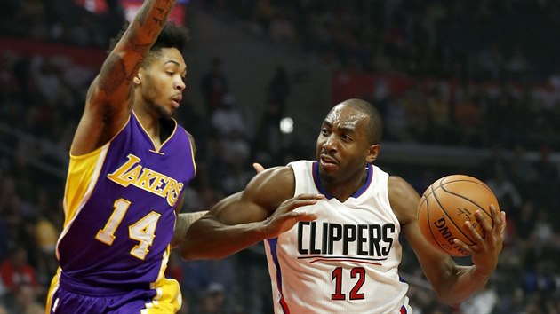 Luc Mbah a Moute (vpravo) z LA Clippers ve stetu s Brandonem Ingramem z LA Lakers.