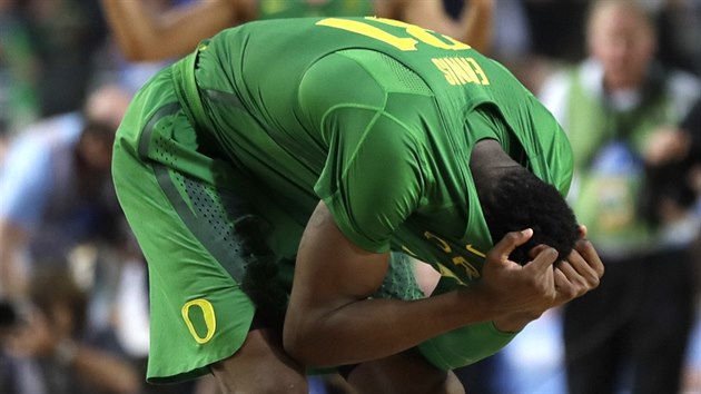 Dylan Ennis z Oregonu vstebv porku s North Carolinou.