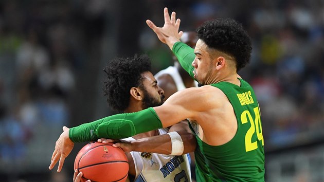 Joel Berry II. (vlevo) z North Caroliny pod tlakem Dillona Brookse z Oregonu.