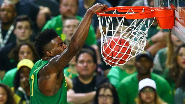 Jordan Bell z Oregonu zasmeoval v semifinle NCAA.