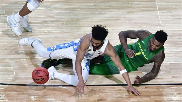 Jordan Bell (vpravo) z Oregonu a Joel Berry II. z North Carpoliny bojuj o m.