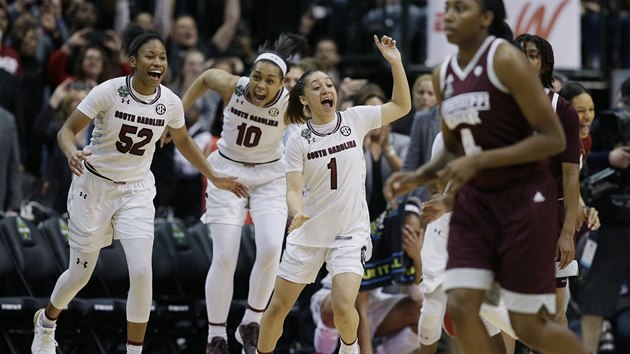 Tyasha Harrisov (52), Allisha Grayov (10) a  Bianca Cuevasov-Mooreov (1) se raduj, jejich South Carolina vyhrla univerzitn NCAA, ve finle pehrla Mississippi State.