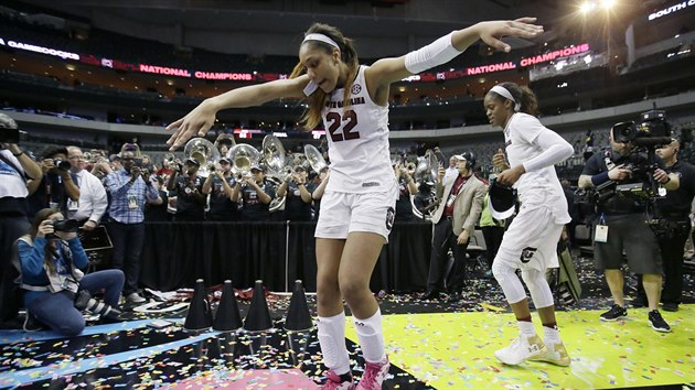 A'ja Wilsonov (22) a Kaela Davisov ze South Caroliny oslavuj tancem triumf v univerzitn NCAA.