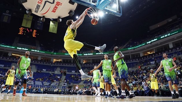 Jan Vesel z Fenerbahce Istanbul smeuje proti Tofasu Bursa.