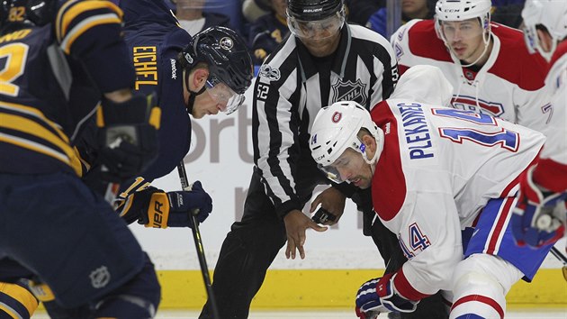 Tom Plekanec (v blm) z Montrealu na vhazovn proti Jacku Eichelovi z Buffala.