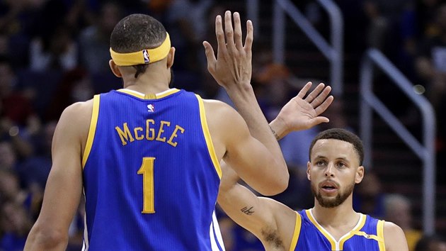 JaVale McGee a Stephen Curry slav spnou akci Golden State.