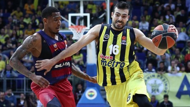 Kostas Slukas (vpravo) z Fenerbahce obchz Xaviera Munforda z Barcelony.