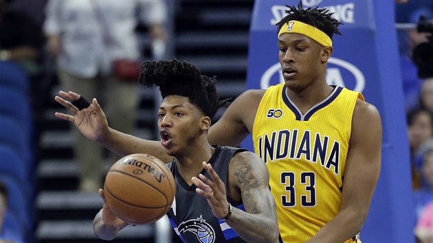 Elfrid Payton (vlevo) z Orlanda se pokou vymyslet akci pes Mylese Turnera z Indiany.