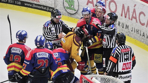 MELA. Momentka z barovho duelu Jihlava vs. Budjovice (tmav modr)